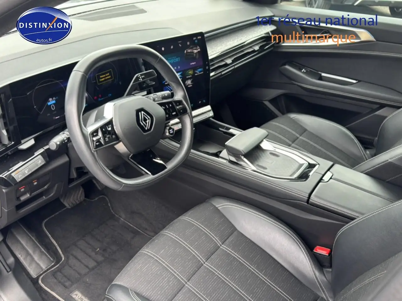 Vue intérieure côté conducteur du Renault Austral gris schiste, avec volant multifonction et écran tactile vertical.