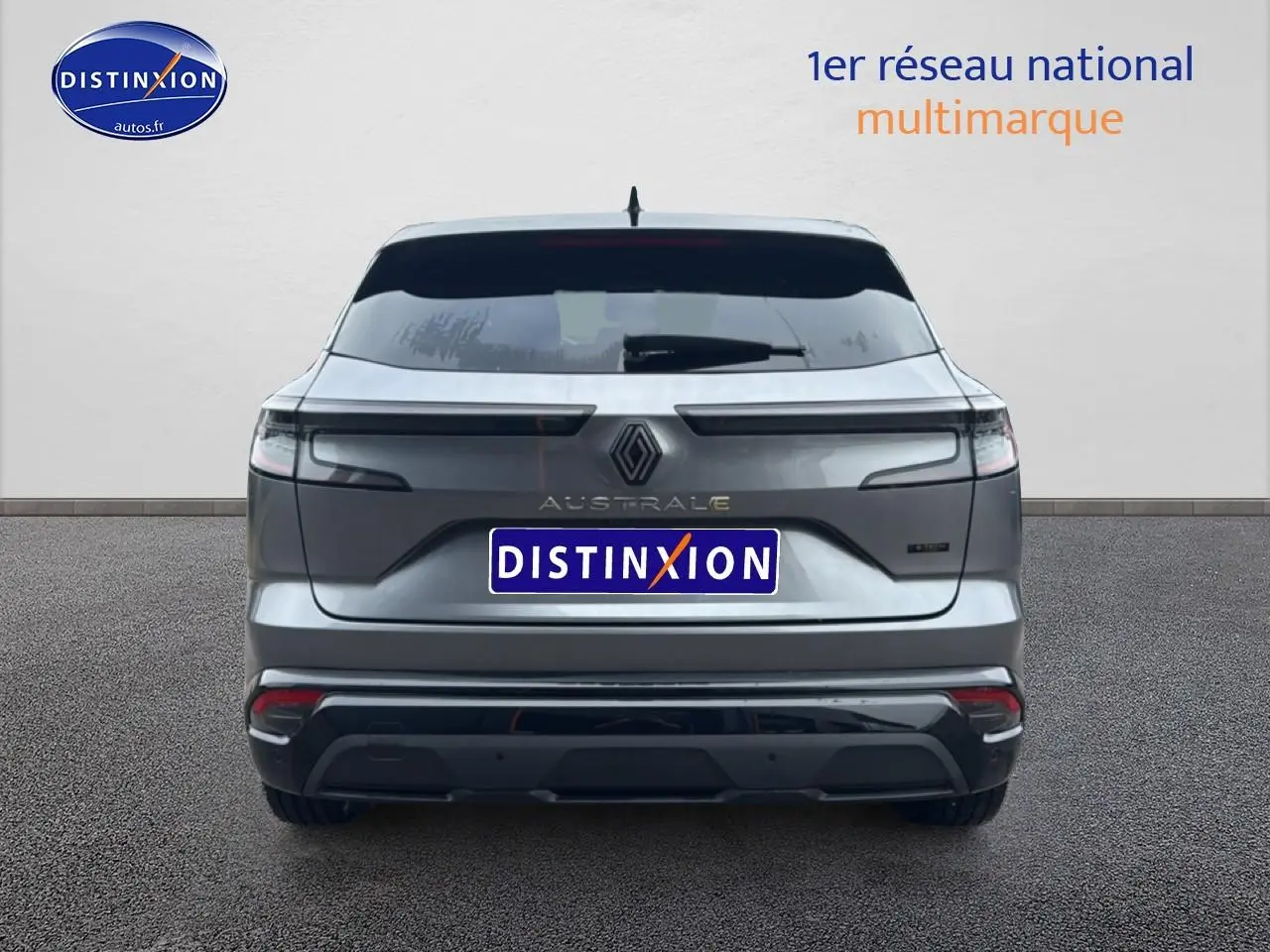 Vue arrière d'un Renault Austral gris schiste avec toit noir, feux LED et logo central distinctif.