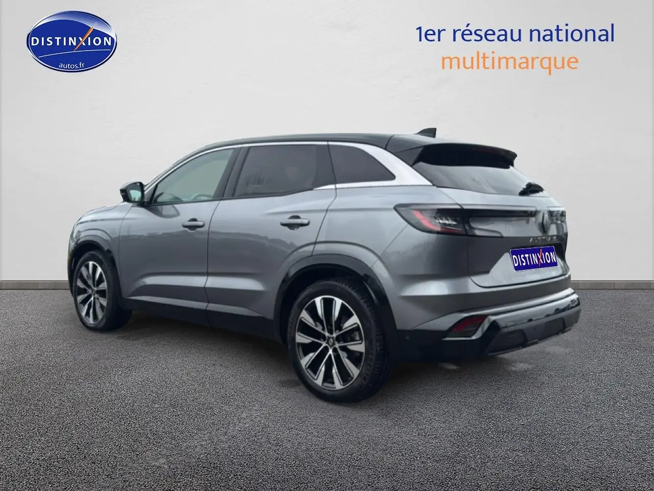 Renault Austral gris schiste vue 3/4 arrière droit avec toit noir et jantes alliage distinctives.