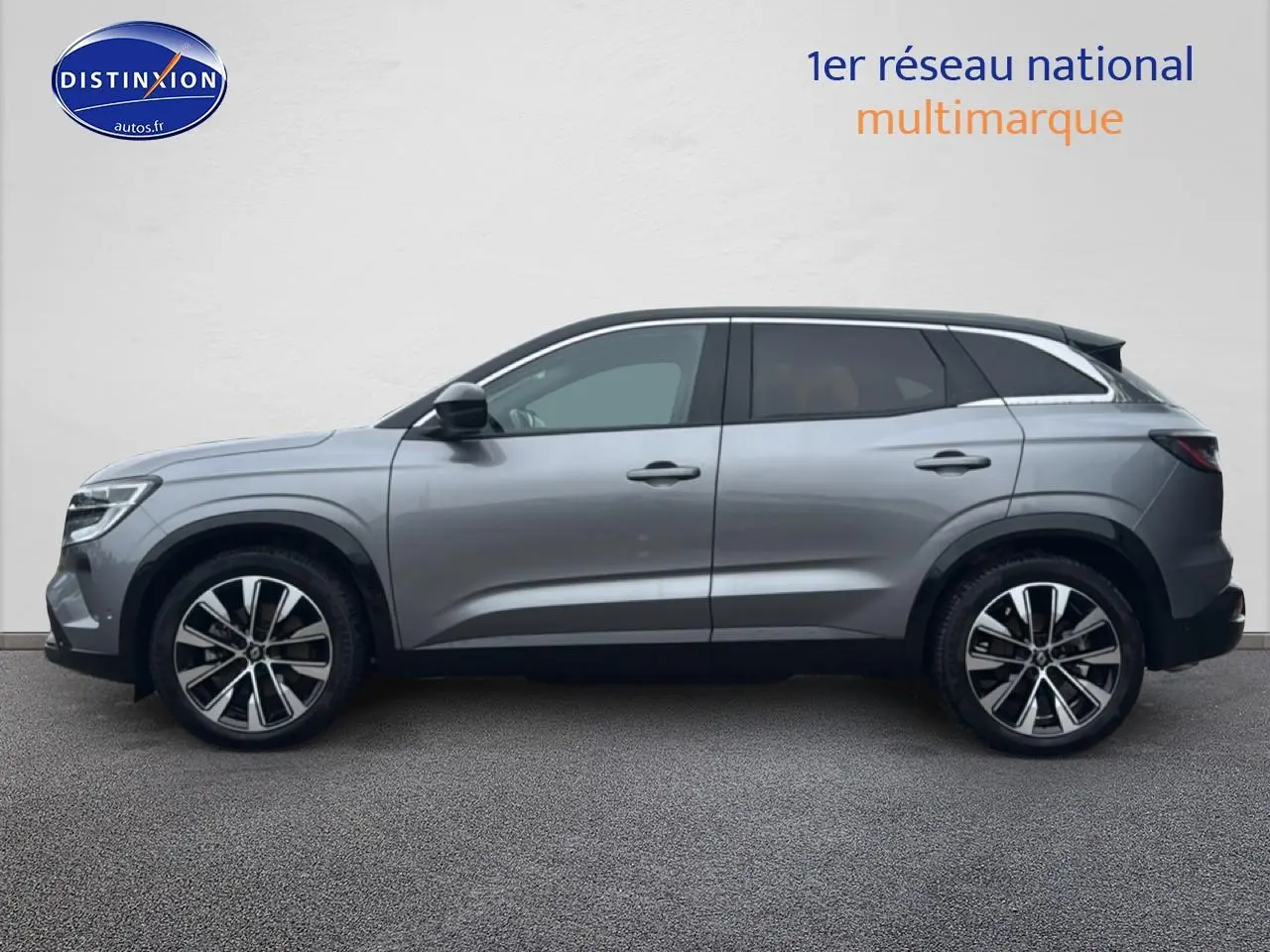 Profil droit du Renault Austral gris schiste avec jantes alliage et toit noir étoilé, vue extérieure latérale.