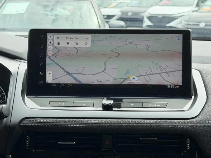 Écran tactile central affichant un GPS dans l'habitacle du Nissan Qashqai 1.3 Mild Hybrid 2025.