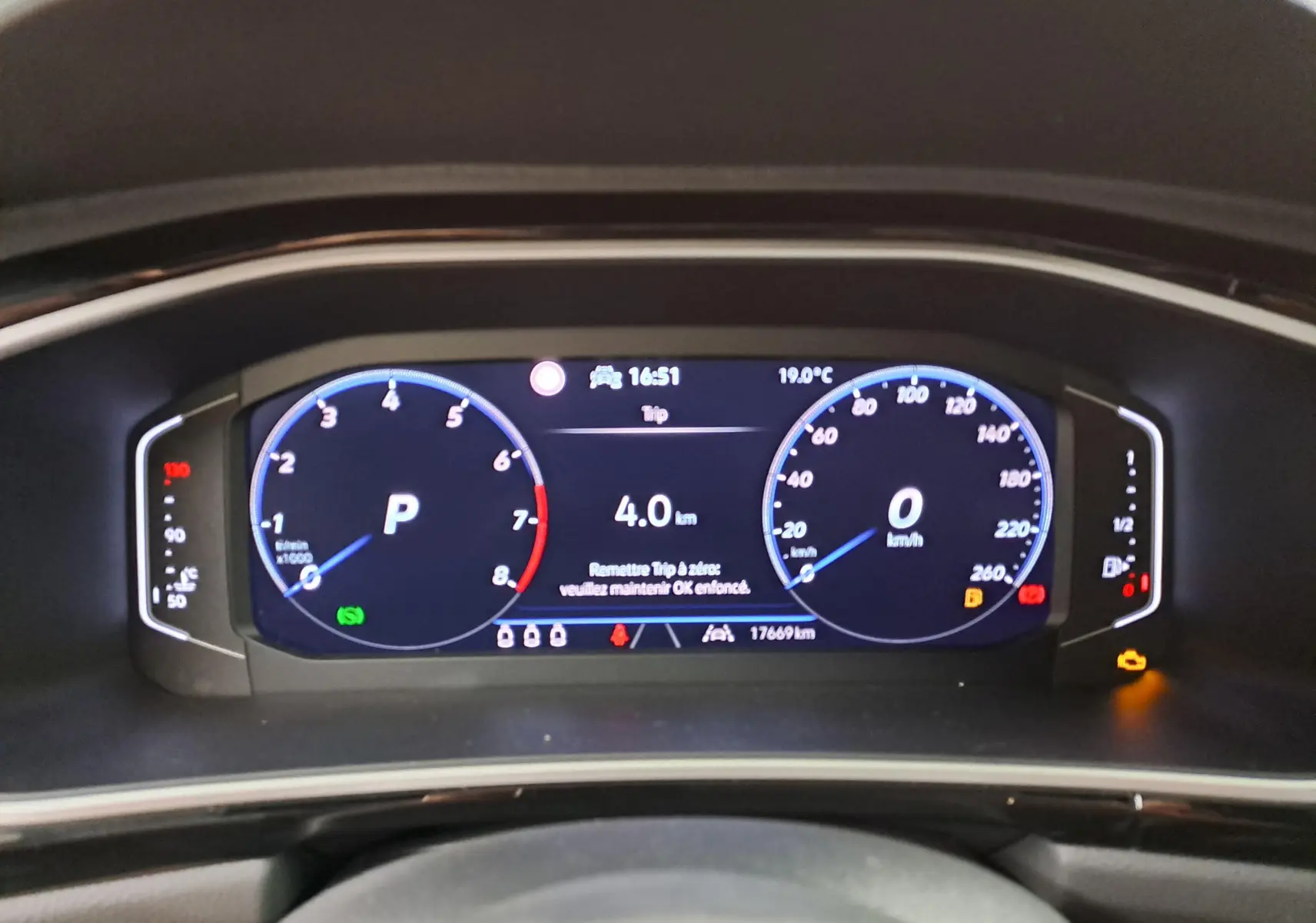 Tableau de bord numérique du Volkswagen T-ROC 2024 affichant la vitesse à 0 km/h et le régime moteur au point mort.