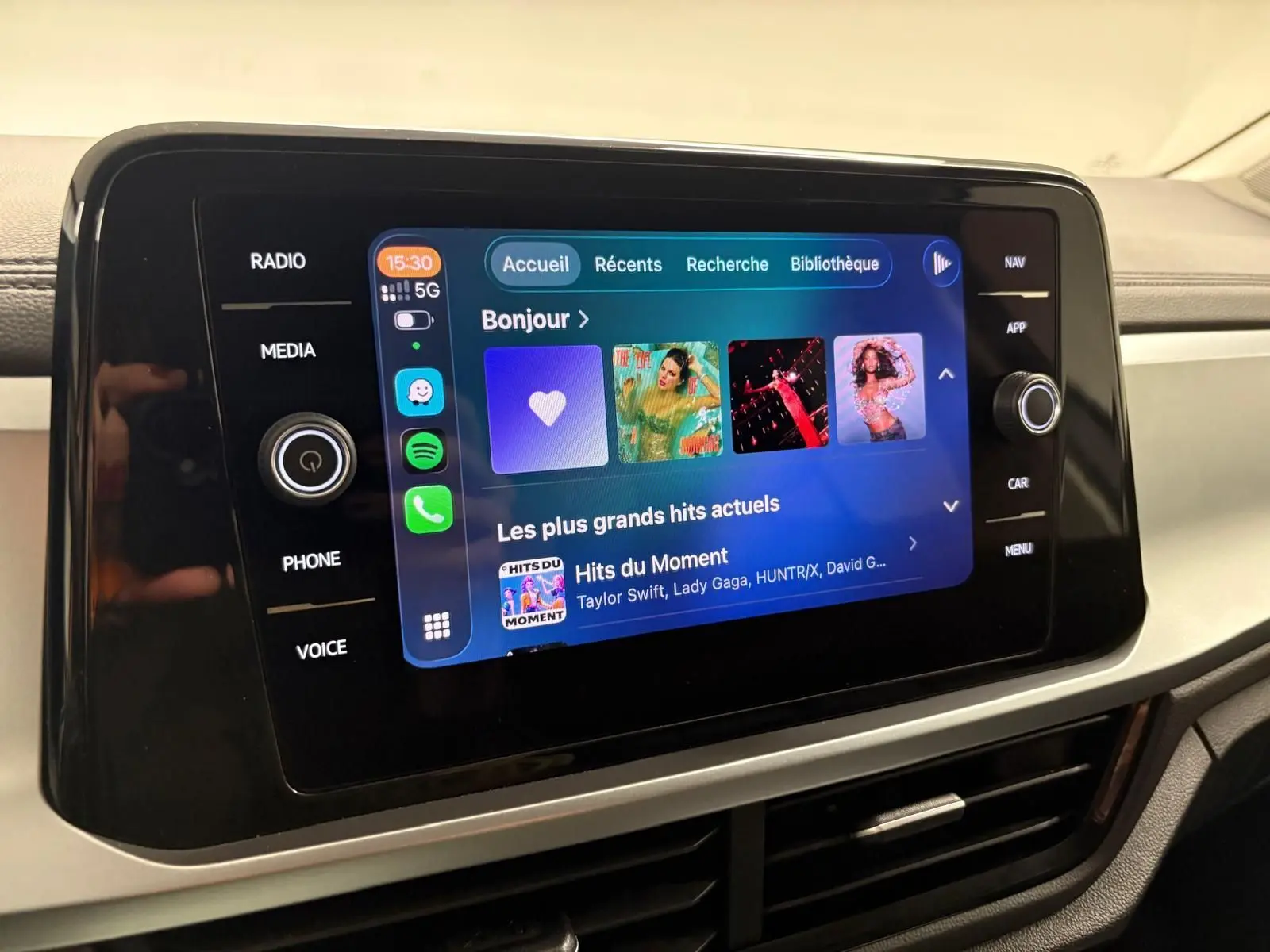 Écran tactile central du Volkswagen T-Roc 2024 affichant l'interface multimédia avec options radio, navigation et applications.