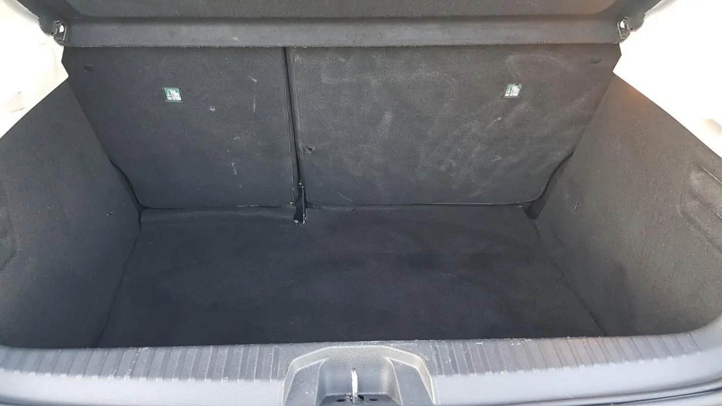 Coffre vide vu de face d'une Renault Clio gris 2021, montrant l'espace de chargement intérieur.