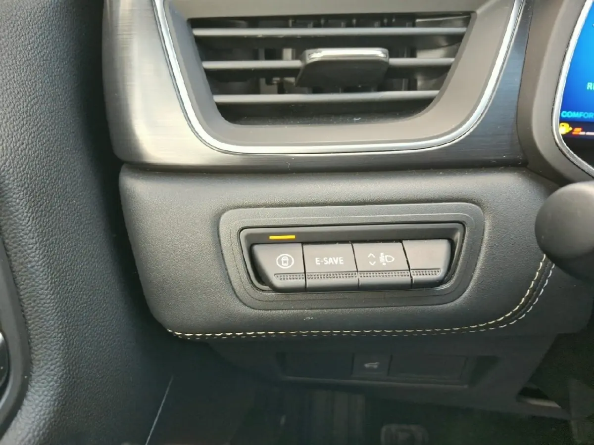 Gros plan sur les commandes noires du tableau de bord côté gauche avec surpiqûres beiges du Renault Symbioz noir.