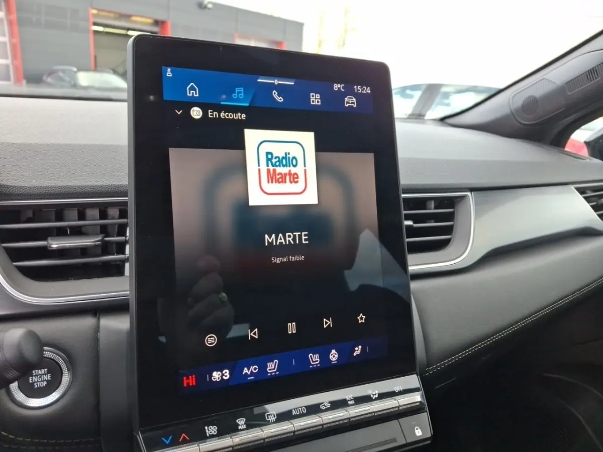 Vue rapprochée de l’écran tactile central vertical du tableau de bord noir du Renault Symbioz 2025 affichant la radio Marte.