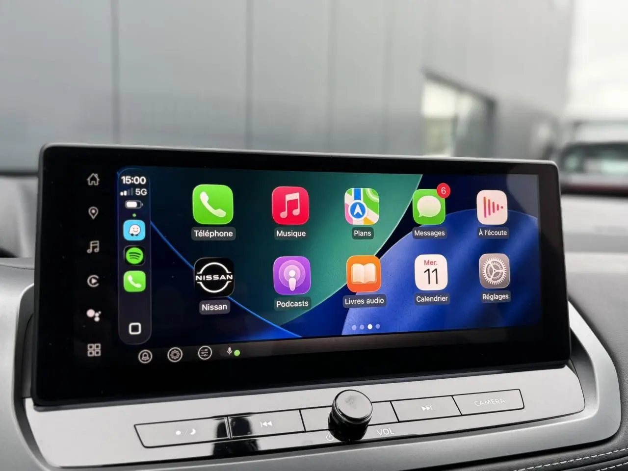 Écran tactile intérieur du Nissan Qashqai 2024 affichant Apple CarPlay avec icônes colorées.