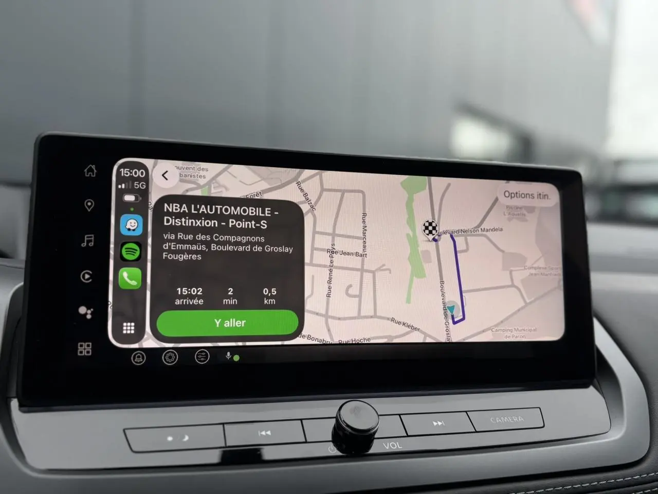 Écran tactile central du Nissan Qashqai 2024 affichant la navigation avec itinéraire et commandes multimédia.