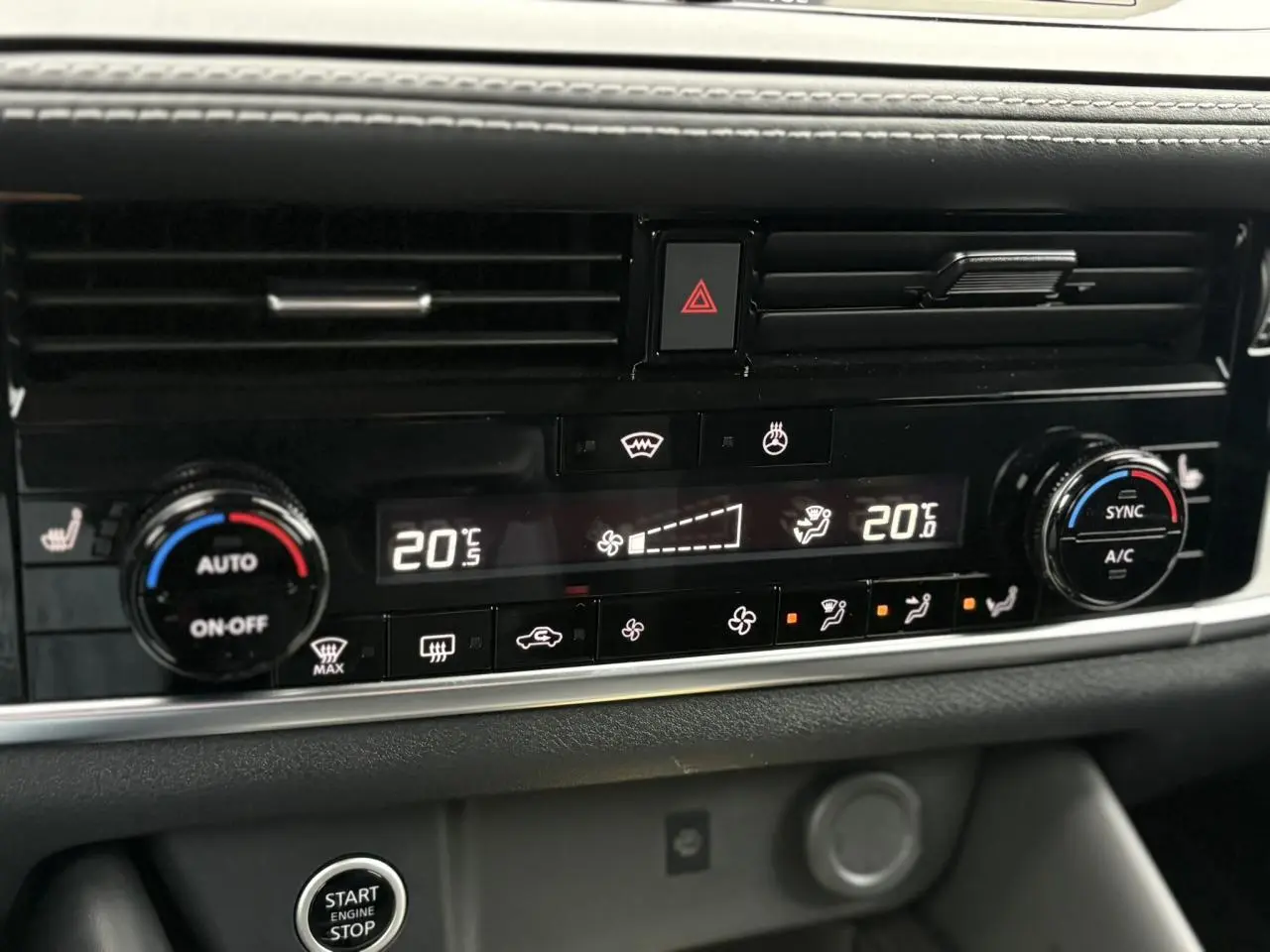 Détail de la console centrale du Nissan Qashqai 2024, montrant la climatisation automatique bi-zone et les commandes chauffantes.