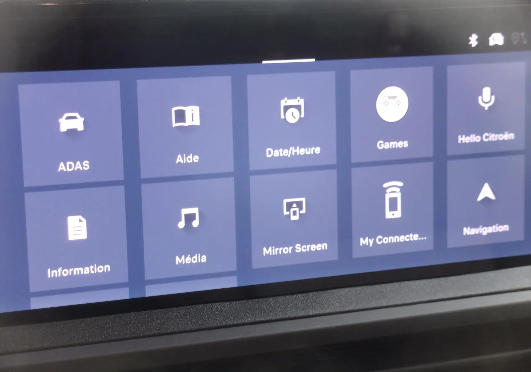 Écran tactile 10 pouces du Citroën Jumpy XL noir, affichant le menu principal avec icônes d'applications connectées.