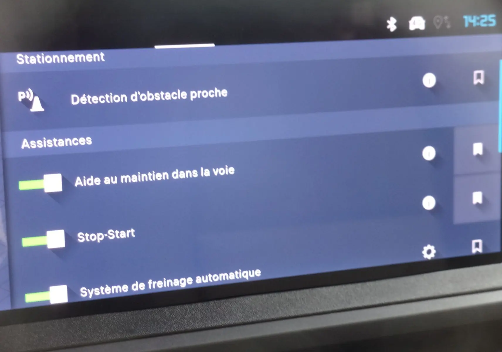 Écran tactile intérieur affichant les options d'assistance à la conduite du Citroën Jumpy Cabine Approfondie noir Perla.