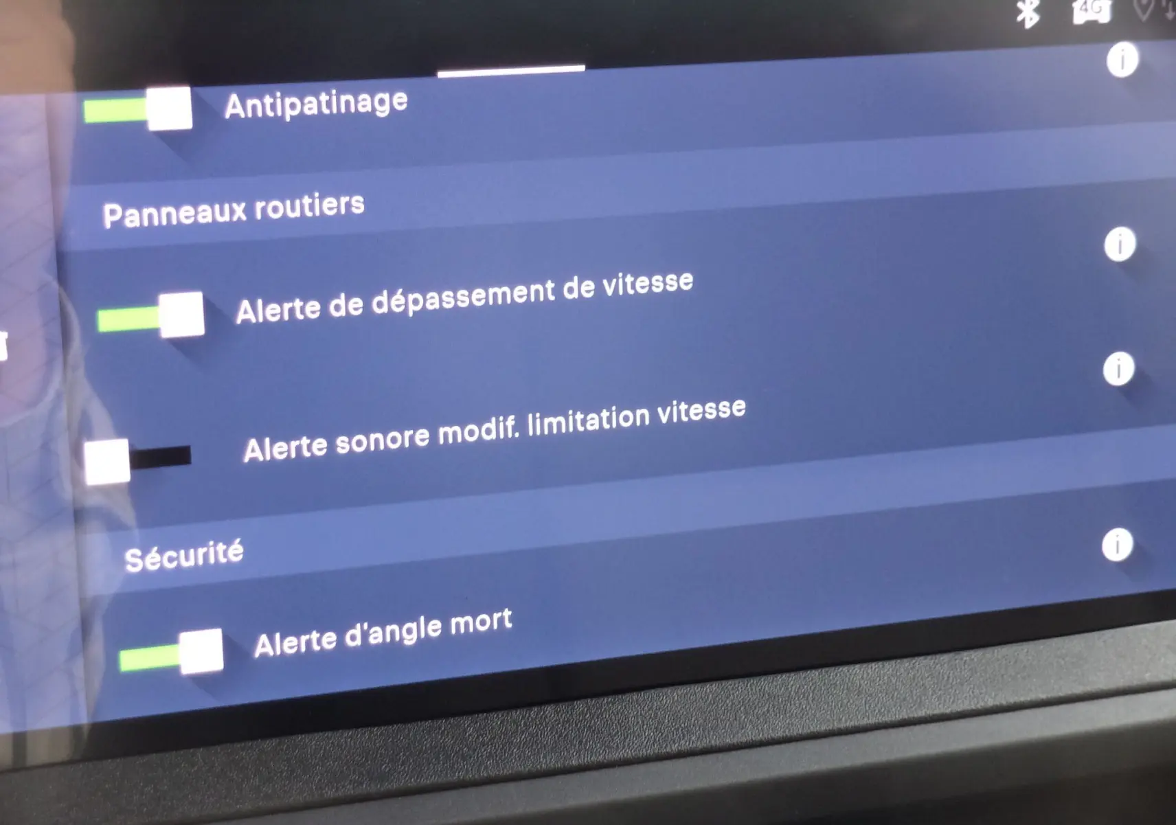 Écran tactile intérieur affichant les options d'alerte de sécurité du Citroën Jumpy Cabine Approfondie noir Perla.