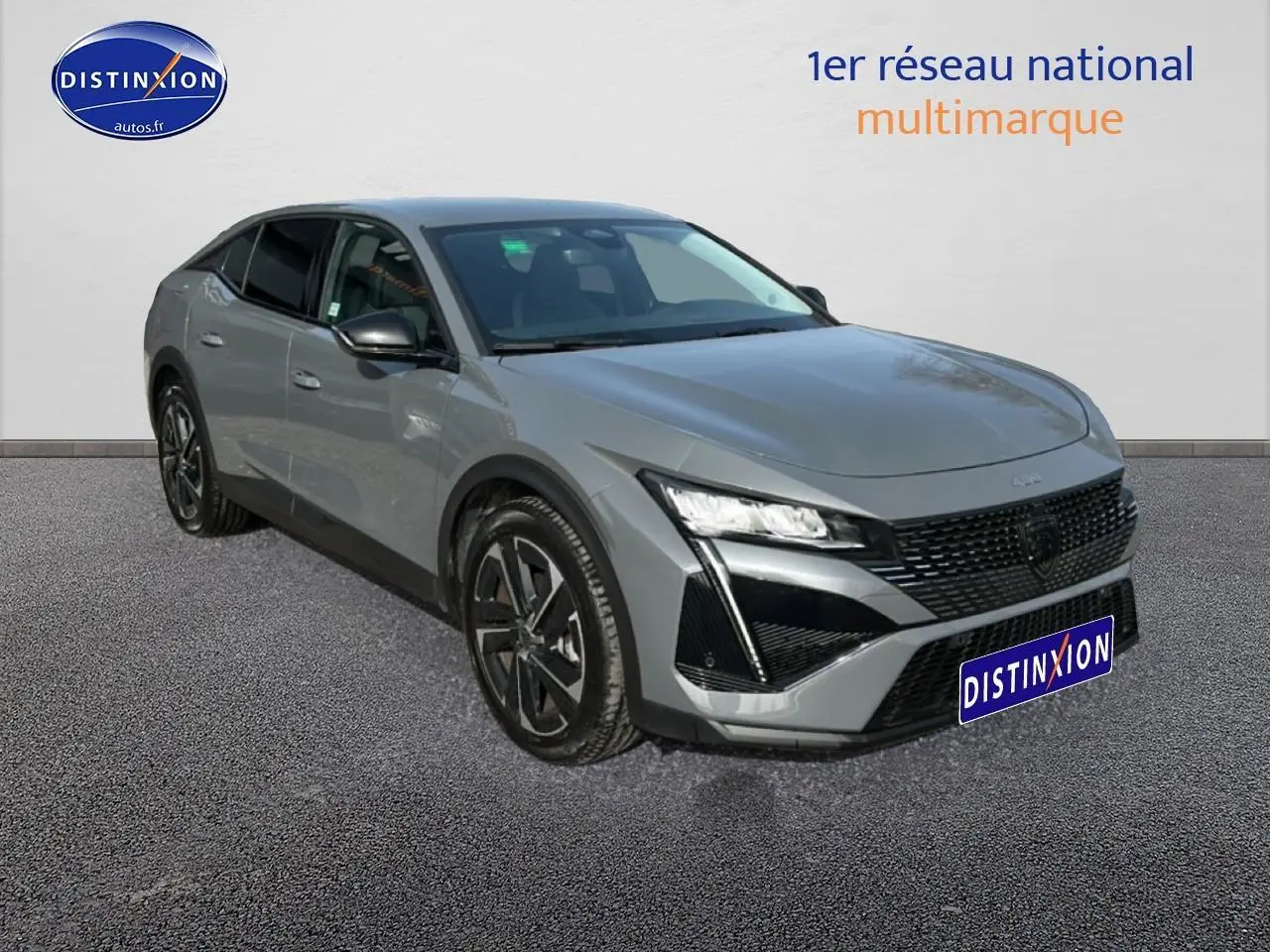 Peugeot 408 Hybrid gris sellenium en 3/4 avant droit, avec calandre noire et jantes alu distinctives.