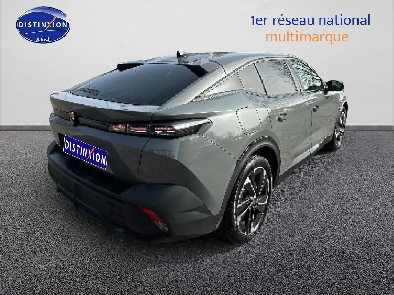 Vue 3/4 arrière droite d'une Peugeot 408 Hybrid 145 allure e-dcs6 gris sélénite avec jantes alu et vitres surteintées.