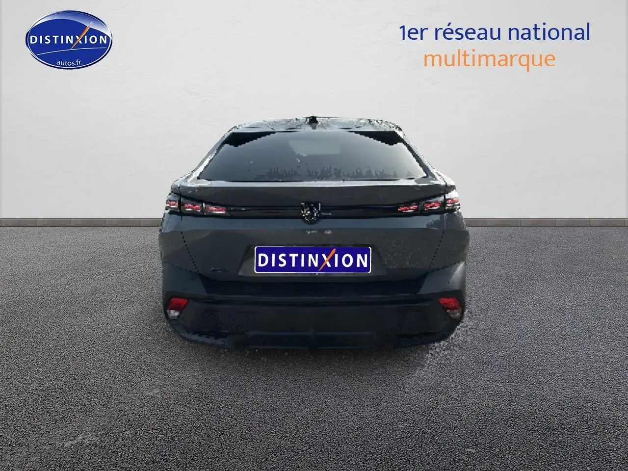 Vue arrière d'une Peugeot 408 Hybrid 145 allure gris sélénite avec feux LED et lunette arrière surteintée.