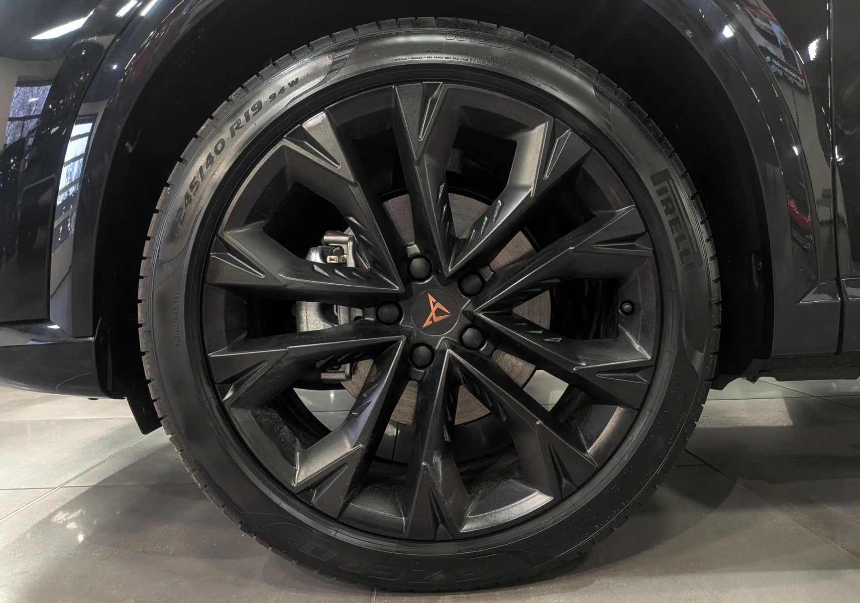 Gros plan sur la jante noire 19 pouces au design dynamique du CUPRA Formentor eHybrid 2025 Noir Minuit.