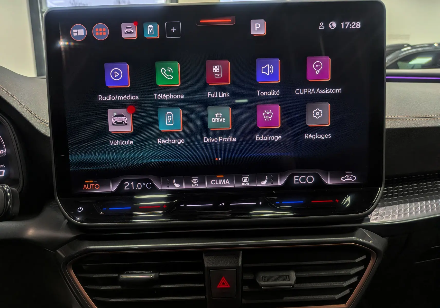 Écran tactile central du tableau de bord du CUPRA Formentor eHybrid 2025, affichant les options multimédia et climatisation.