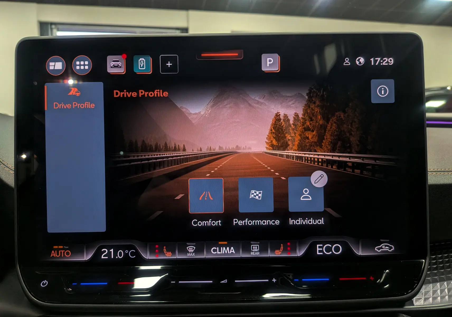 Écran tactile central de la CUPRA Formentor eHybrid 2025 affichant les modes de conduite Comfort, Performance et Individual.