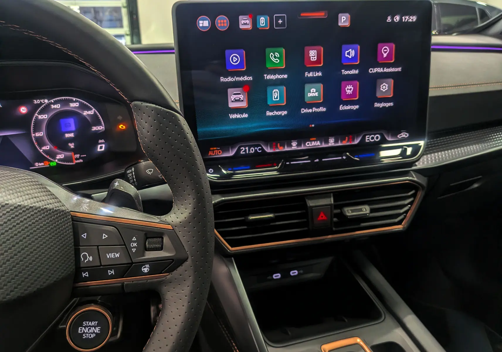 Vue intérieure centrée sur le tableau de bord et l’écran tactile du CUPRA Formentor eHybrid 2025 avec volant cuir noir.