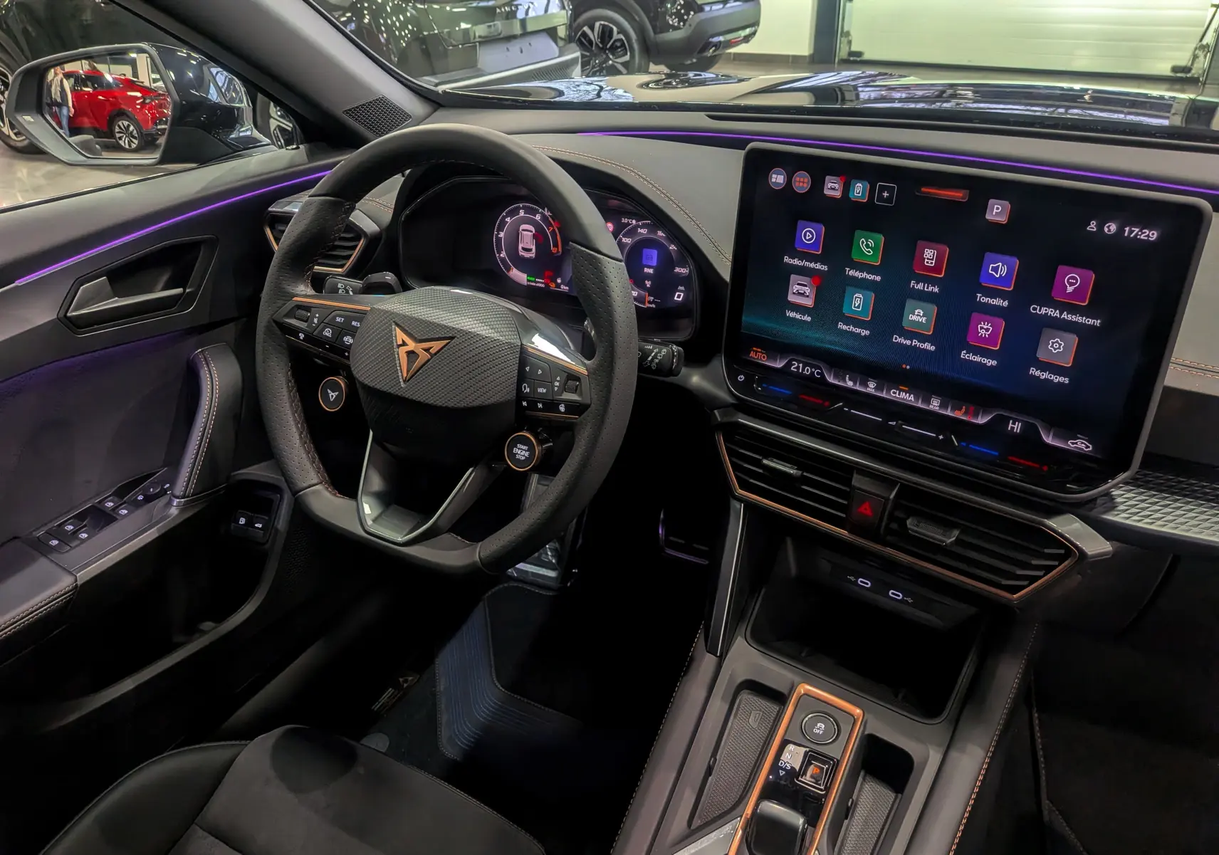 Vue intérieure côté conducteur du CUPRA Formentor eHybrid 2025 noir, avec tableau de bord digital et écran tactile central lumineux.