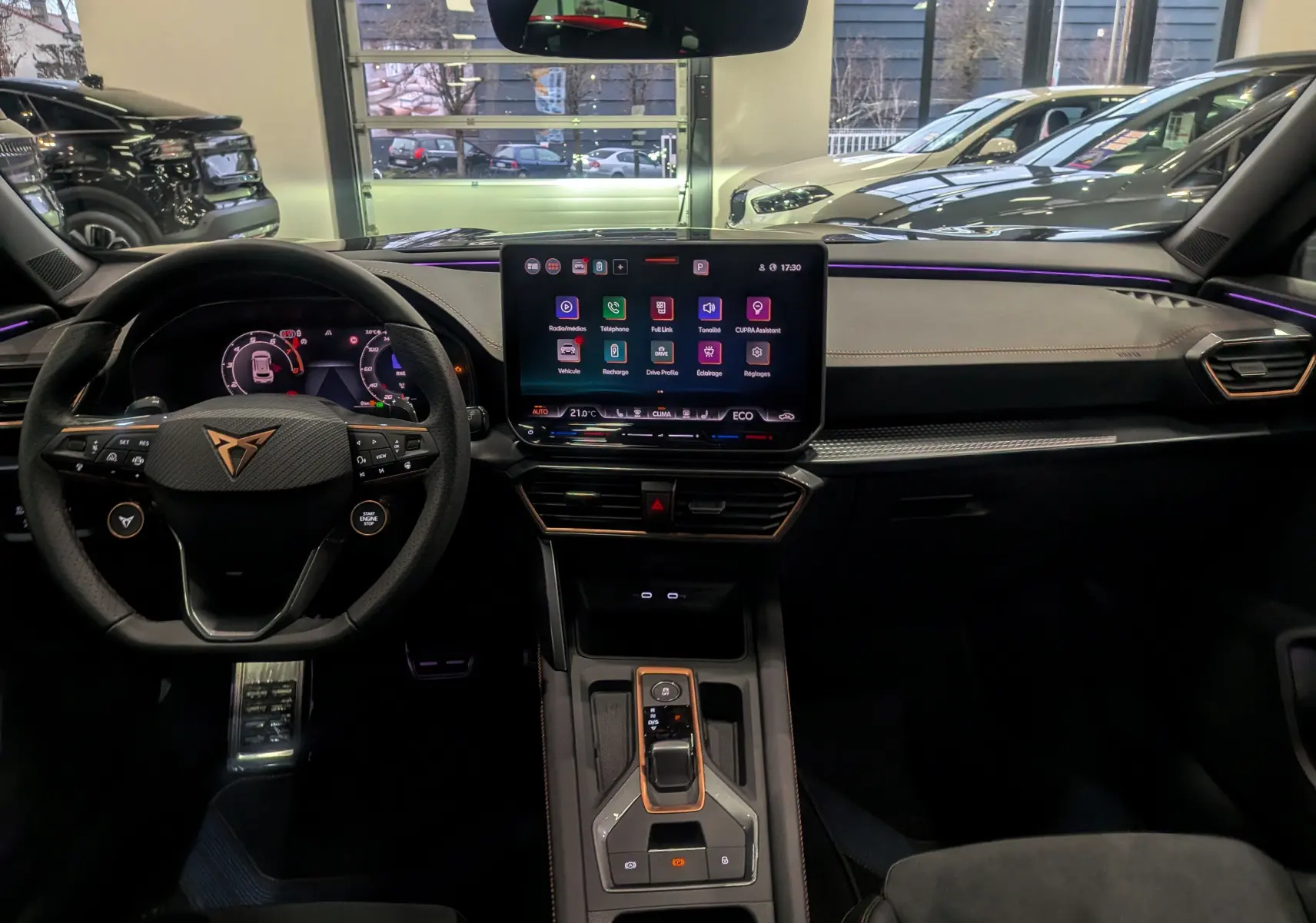 Intérieur de la CUPRA Formentor eHybrid 2025 en noir, vue frontale sur le tableau de bord et écran tactile central.