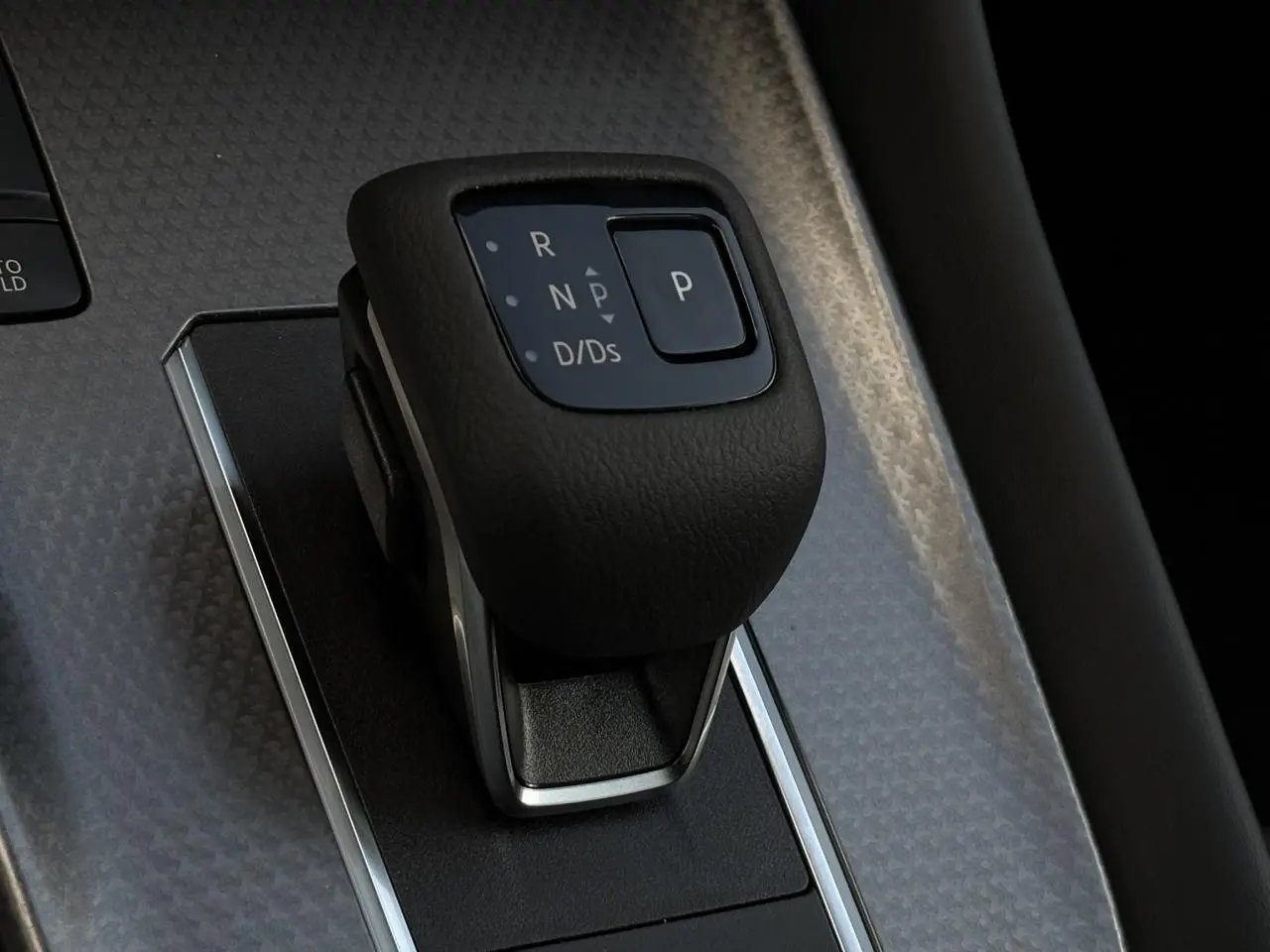 Gros plan sur le levier de vitesses automatique noir dans l’habitacle du Nissan Qashqai 2025.