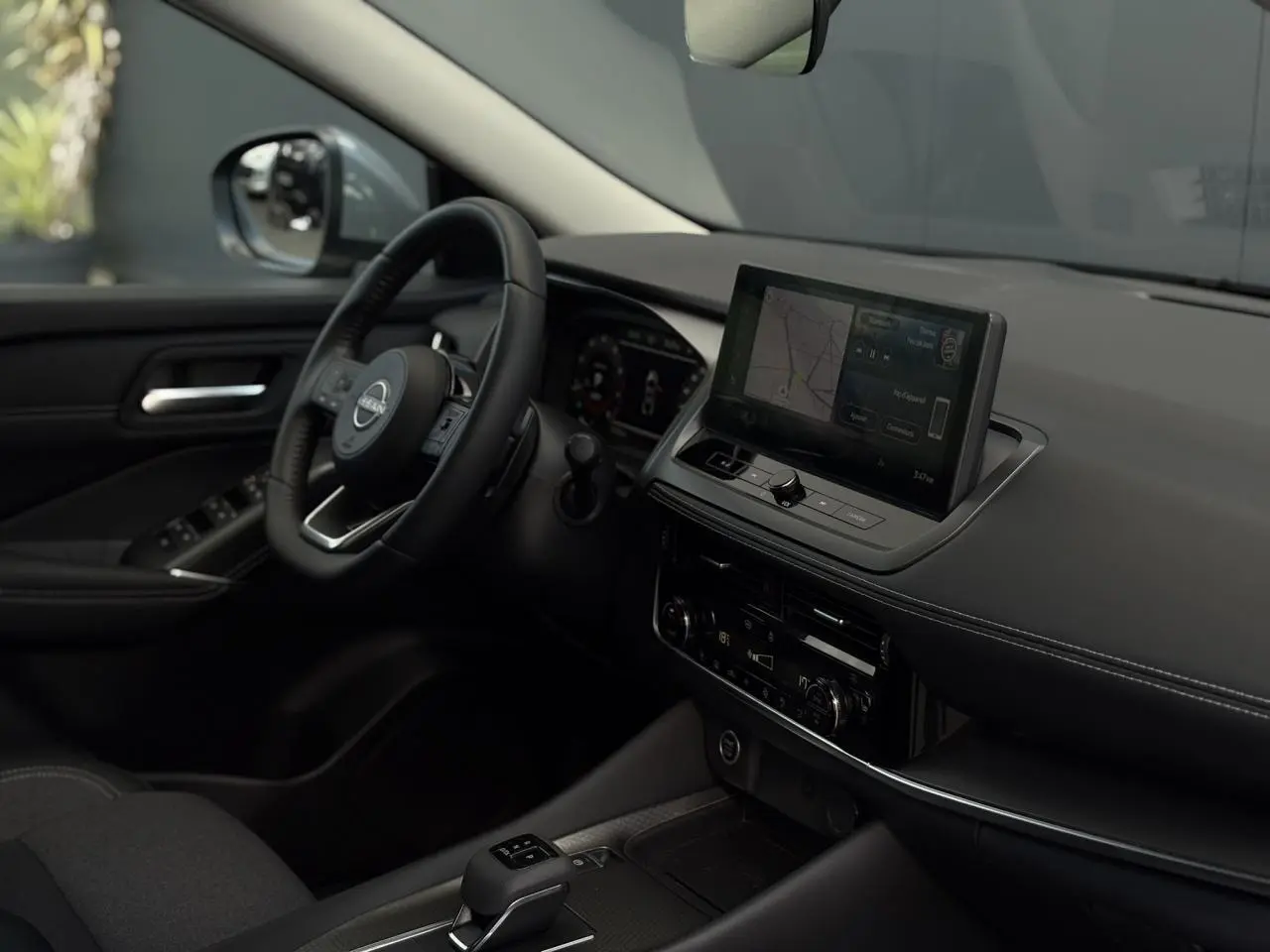 Vue intérieure côté conducteur du Nissan Qashqai 2025, tableau de bord noir avec écran tactile et volant cuir.