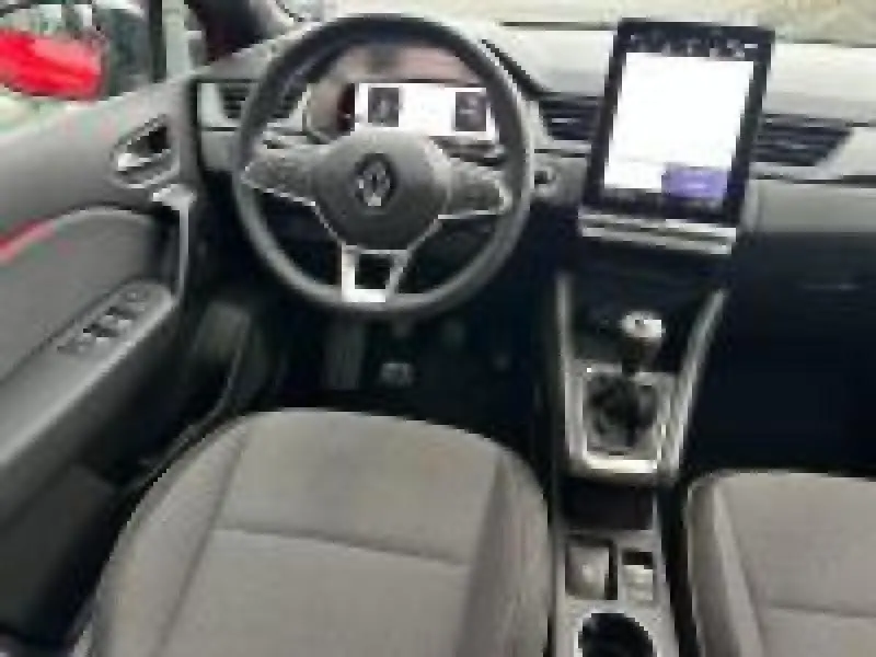 Vue intérieure avant du Renault Captur 2025 Techno, volant multifonction, écran tactile vertical et boîte manuelle.