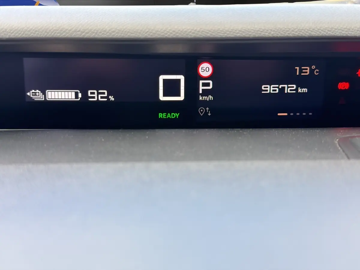 Affichage multifonctions numérique du tableau de bord de la Citroën C3 Aircross électrique, indiquant 92% batterie et 9672 km.