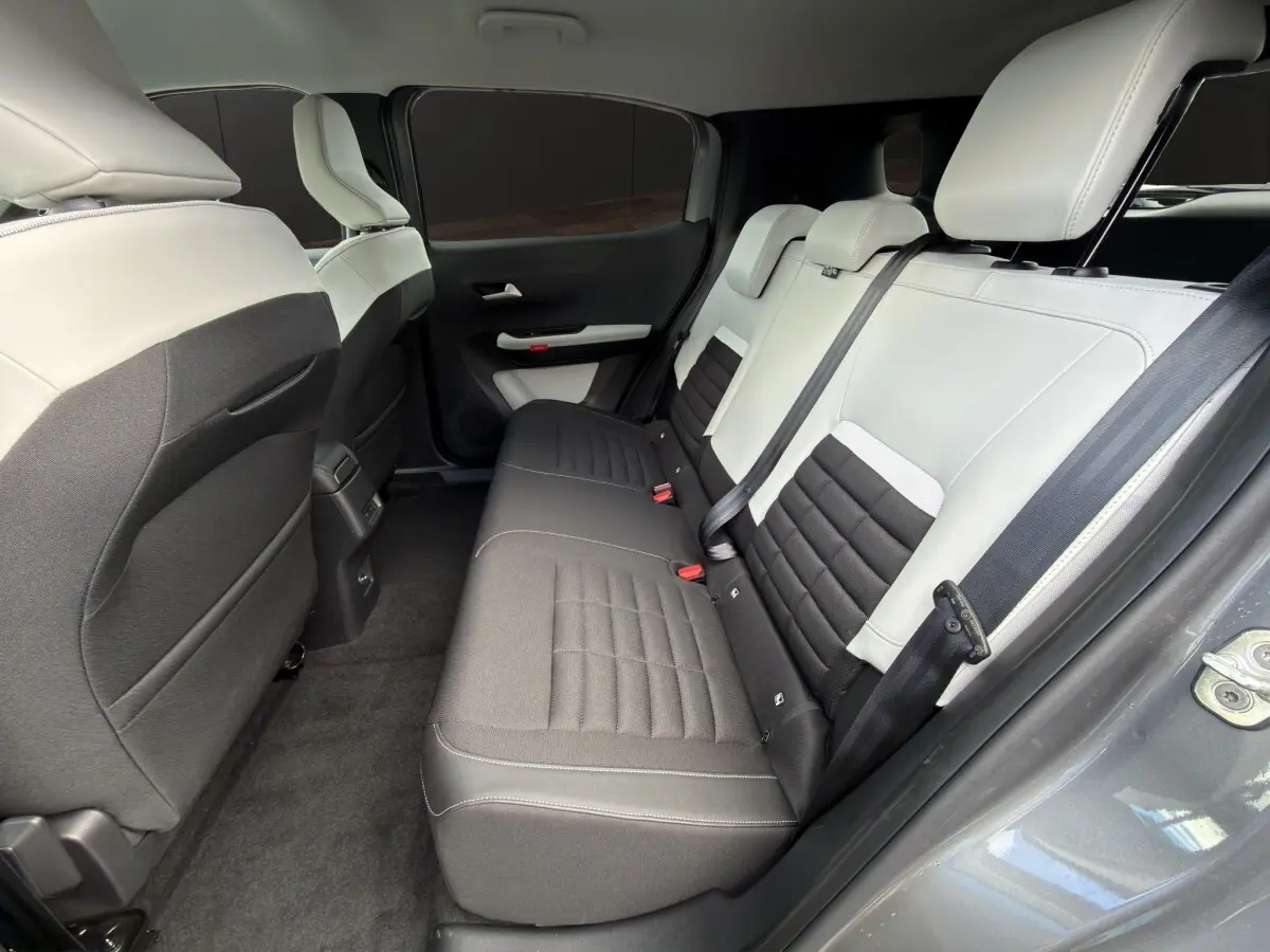 Vue côté droit de la banquette arrière bicolore noire et blanche du Citroën C3 Aircross électrique gris foncé 2025.