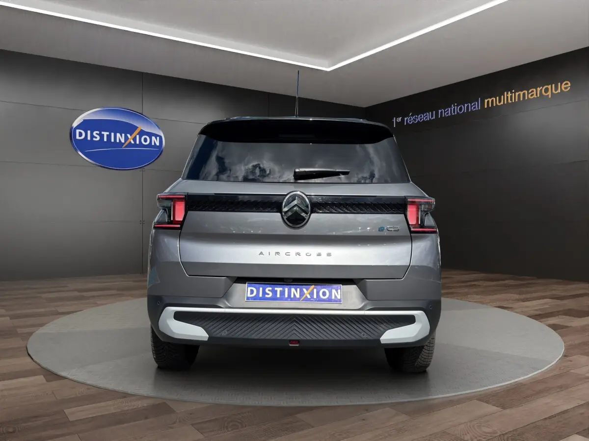 Vue arrière d'un Citroën C3 Aircross électrique gris foncé avec feux LED et logo central noir brillant.