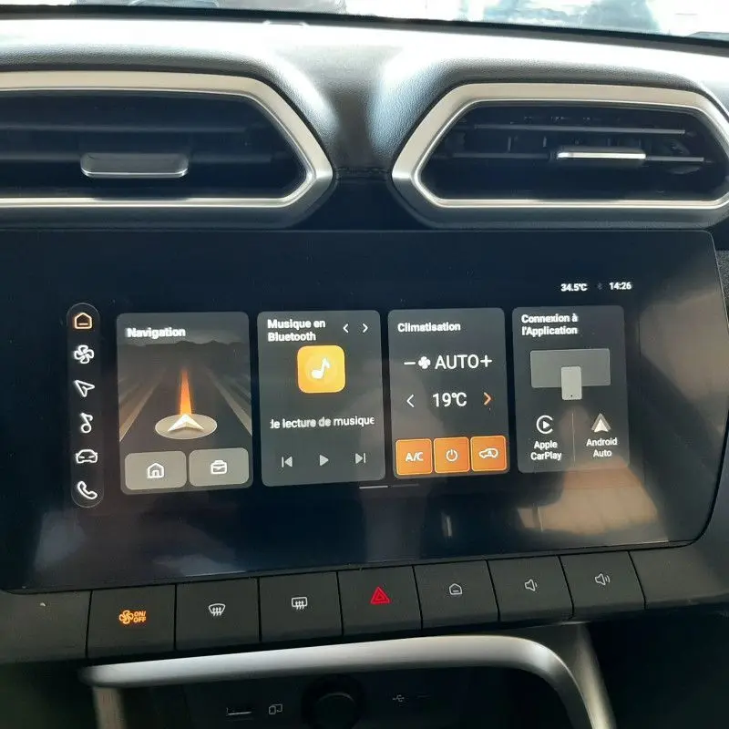 Vue rapprochée de l’écran tactile central du MG ZS 2026 en Pebble Black, affichant navigation, musique et climatisation.