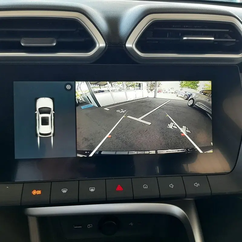 Vue intérieure du tableau de bord du MG ZS Pebble Black 2026, écran affichant la caméra de recul et l'aide au stationnement.