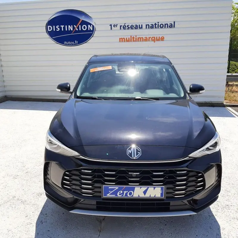 Vue frontale du MG ZS 1.5 L Hybrid+ 2026 en Pebble Black avec calandre noire et logo MG bien visible.