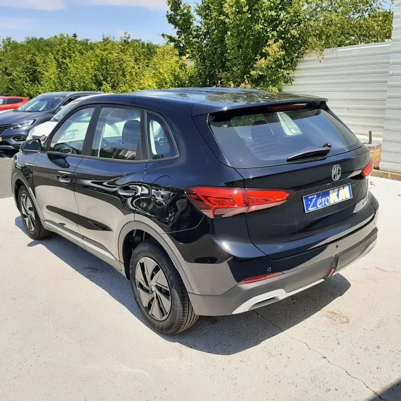 Vue 3/4 arrière droite d'un MG ZS 1.5 L HYBRID+ 197CH 2026 en Pebble Black avec feux LED et jantes spécifiques.