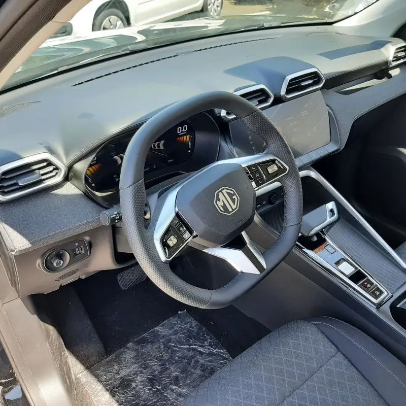 Vue intérieure côté conducteur du MG ZS 1.5 L Hybrid+ 2026, volant multifonction et tableau de bord numérique noirs.