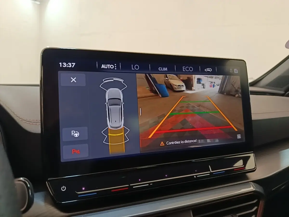 Écran tactile central affichant la caméra de recul et l’aide au stationnement du CUPRA Formentor noir 2024.