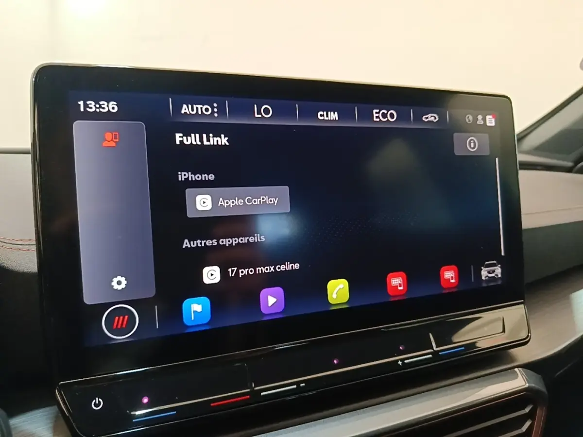 Écran tactile central de la CUPRA Formentor 1.4 e-HYBRID 2024 affichant Apple CarPlay en mode Full Link.