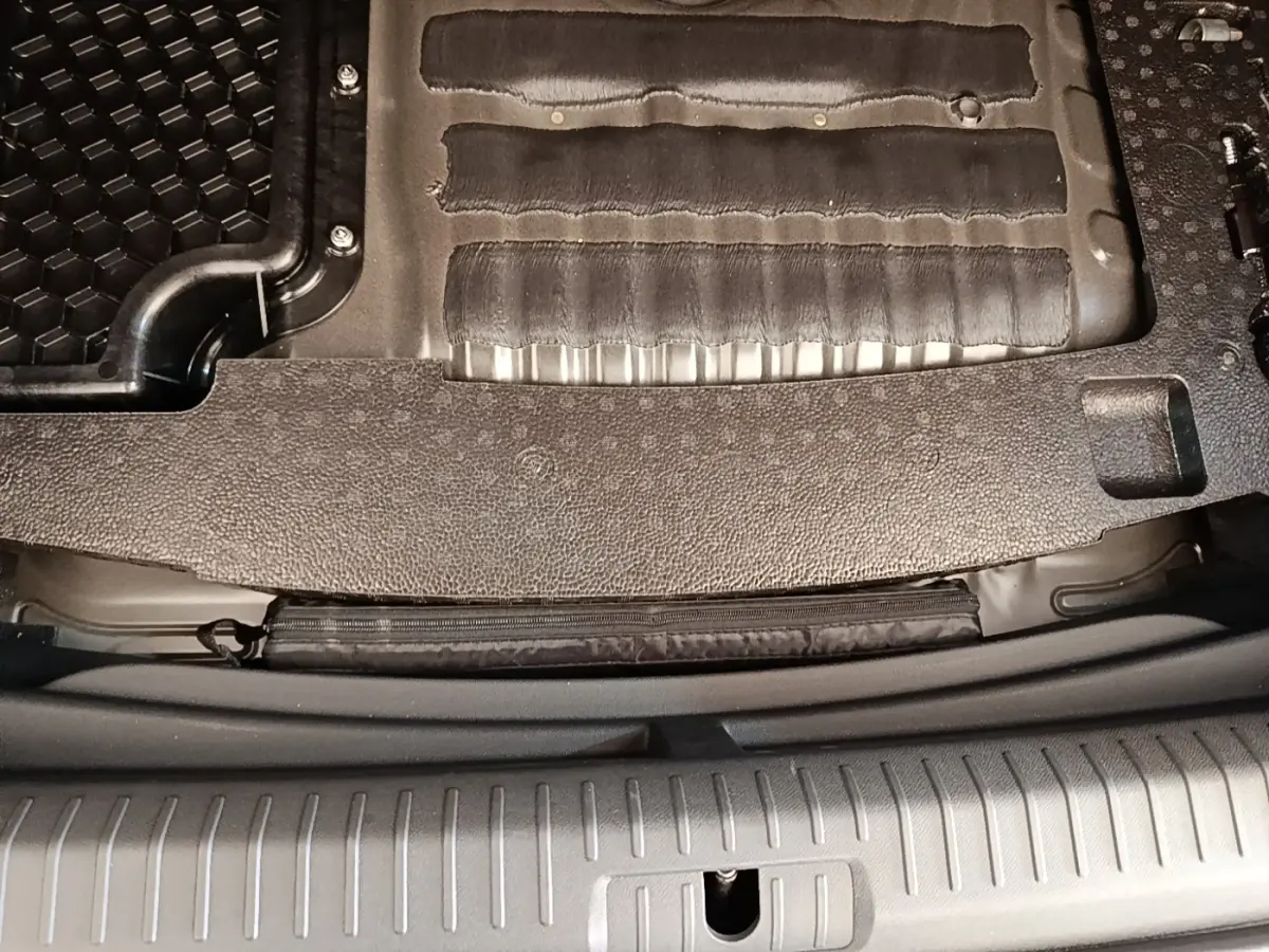 Détail du coffre ouvert du CUPRA Formentor noir 2024, montrant la surface de chargement et le seuil en plastique.