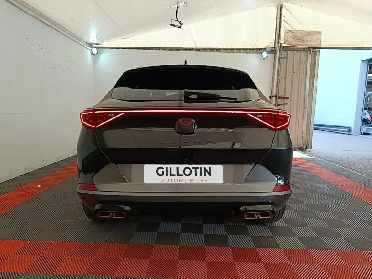 Vue arrière du CUPRA Formentor noir 2024 avec feux LED en bandeau et double sortie d’échappement carrée.