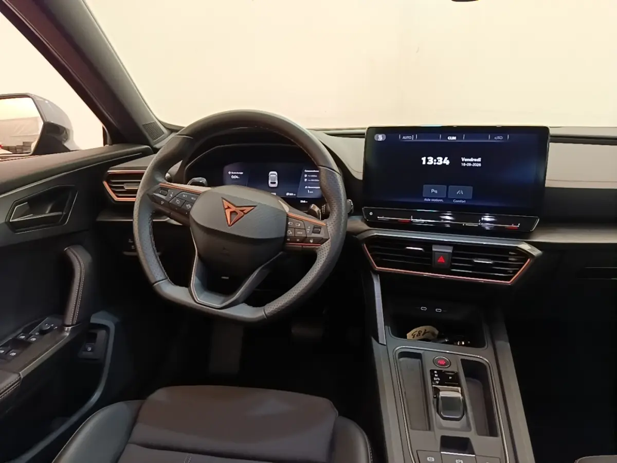 Vue intérieure du tableau de bord et volant cuir noir du CUPRA Formentor 1.4 e-HYBRID avec écran tactile central large.