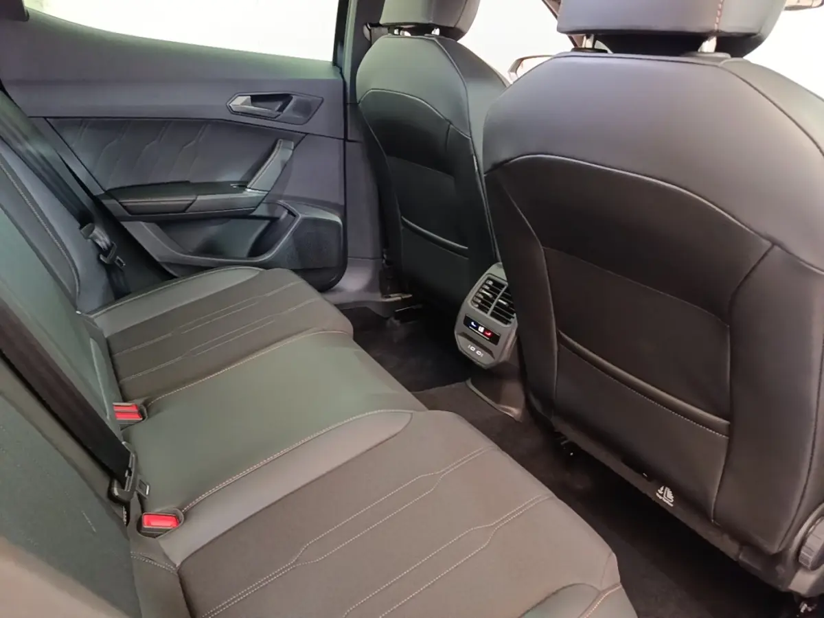 Vue intérieure arrière côté gauche du CUPRA Formentor noir, sièges en cuir avec ventilation et ports USB visibles.