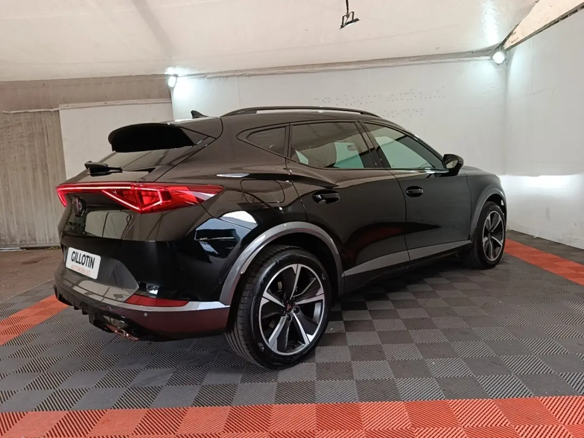 Vue 3/4 arrière droite du CUPRA Formentor noir 2024 avec feux arrière LED et jantes alliage distinctives.