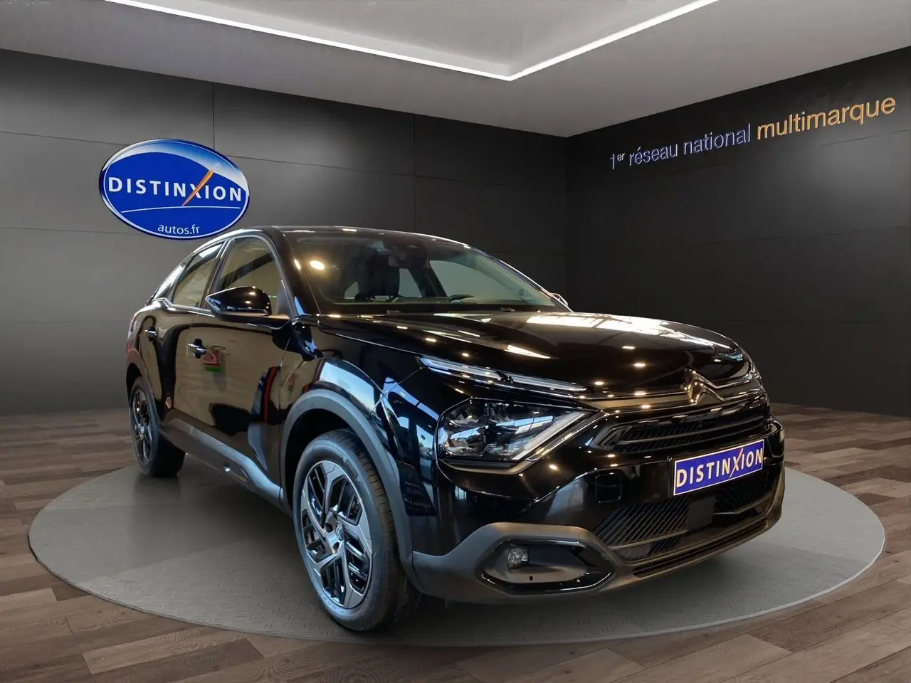 Citroën C4 BlueHDi 130 Plus EAT8 noir Perla Nera en 3/4 avant droit avec jantes alliage et signature lumineuse LED.