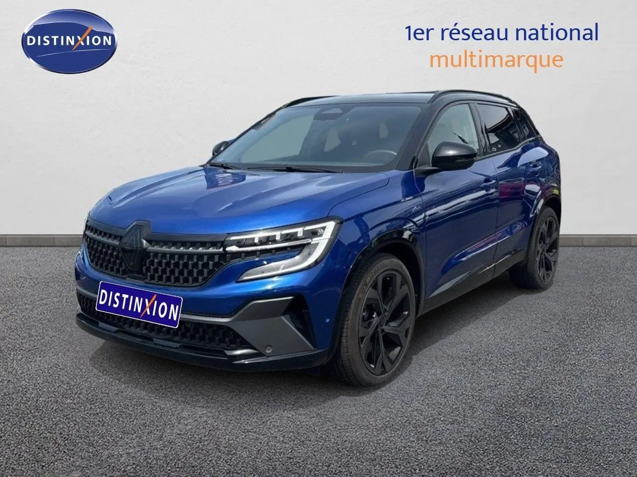 Renault Austral 2024 bleu Iron avec toit noir, vue 3/4 avant mettant en valeur ses jantes noires et calandre moderne.