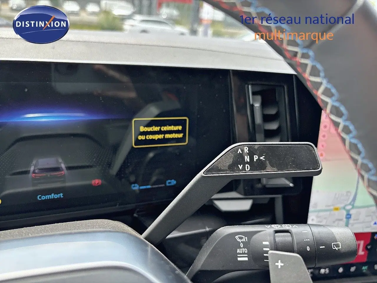 Le levier de vitesses automatique en gros plan dans l'habitacle du Renault Austral bleu iron avec toit noir.