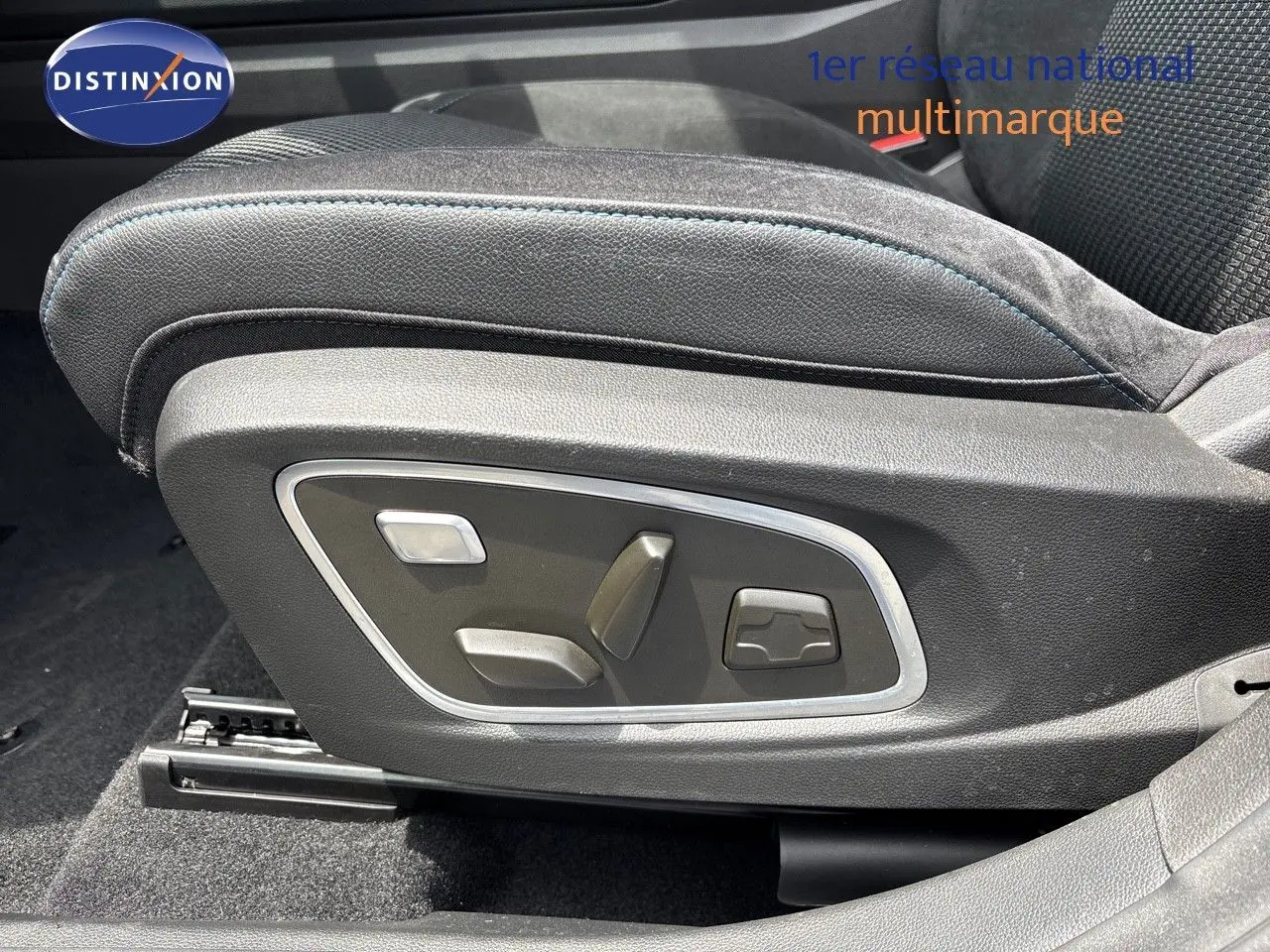 Commandes de réglage électrique du siège avant droit du Renault Austral 2024 finition Iconic Esprit en tissu noir avec surpiqûres bleues.