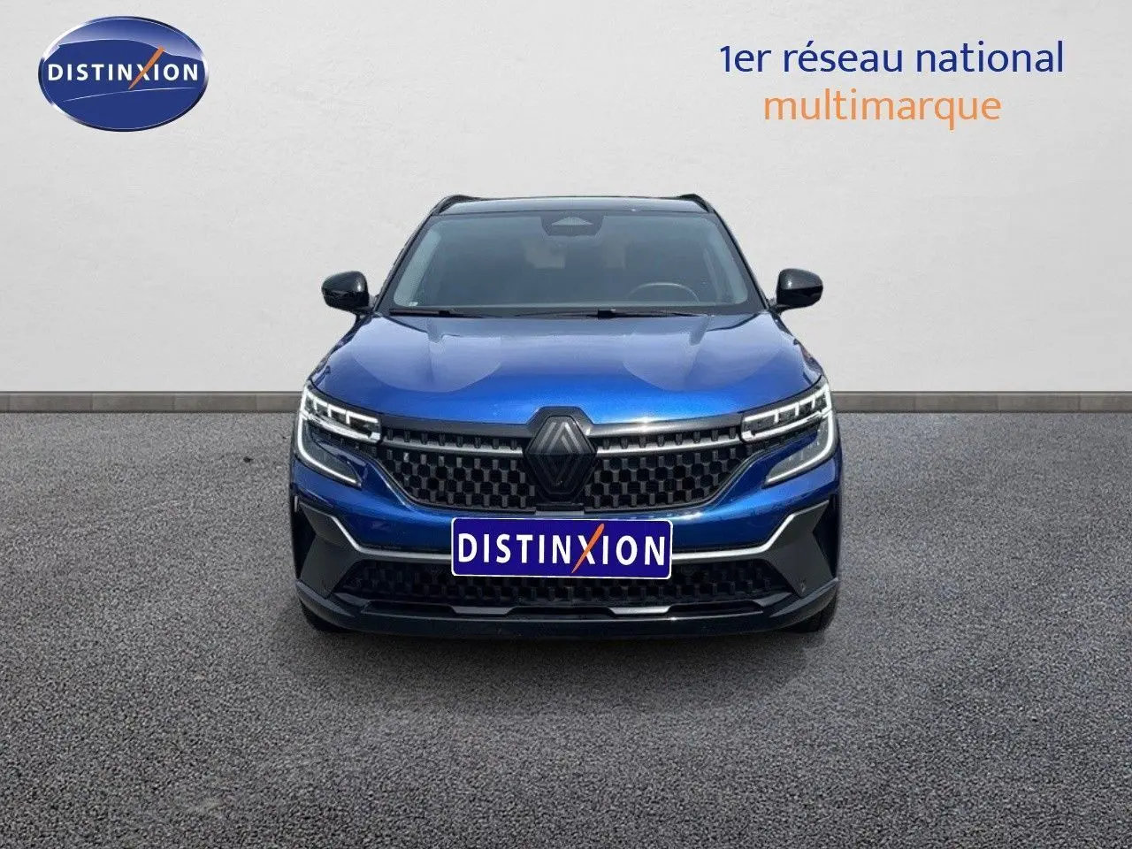 Vue de face du Renault Austral 2024 en bleu Iron avec toit noir, mettant en valeur sa calandre moderne et ses phares LED.