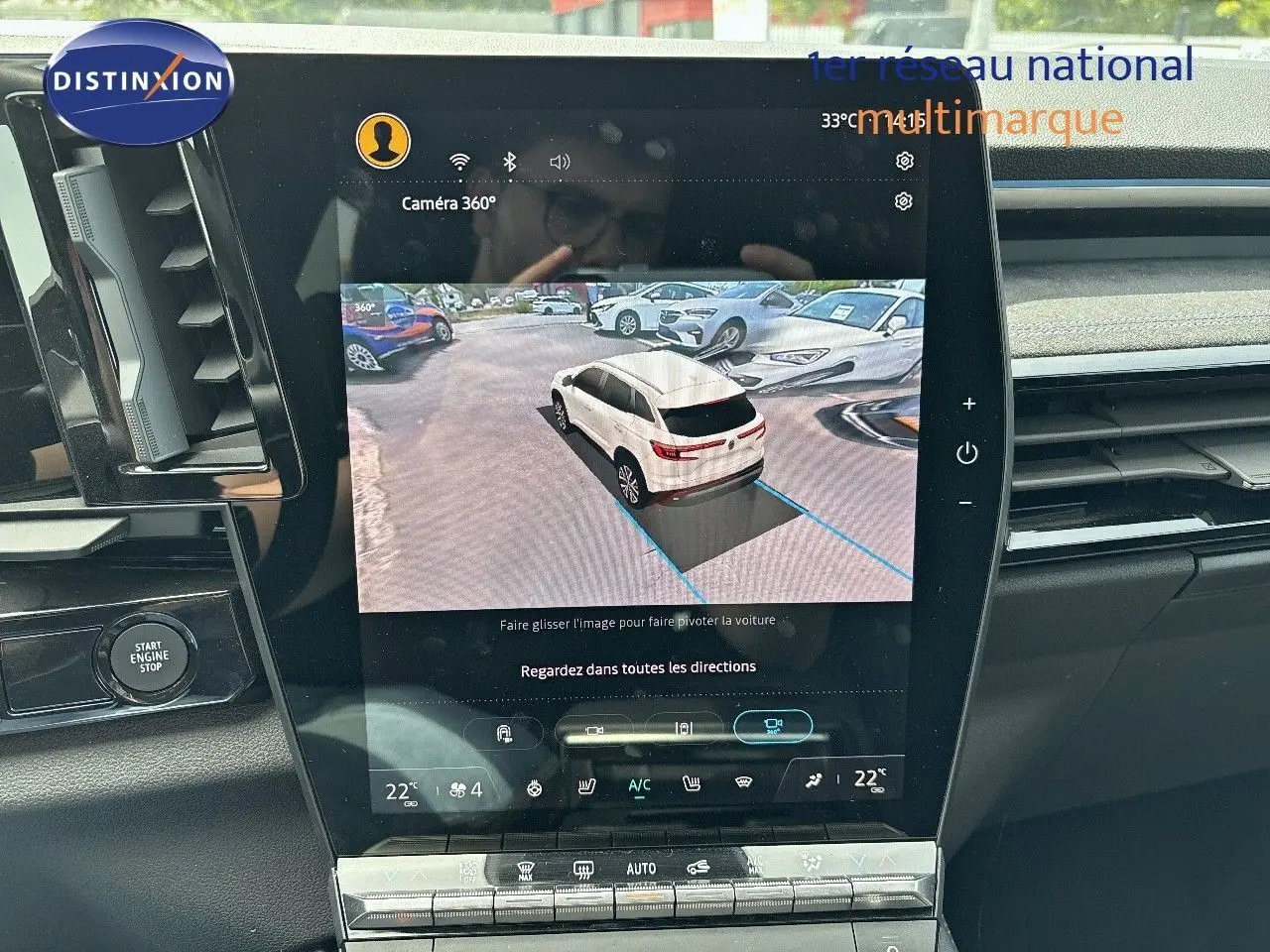 Écran tactile intérieur du Renault Austral 2024 montrant la vue 360° en caméra de recul, tableau de bord noir.