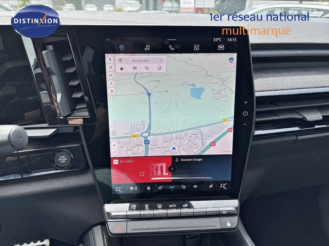 Vue rapprochée de l'écran tactile central avec navigation GPS dans le tableau de bord du Renault Austral 2024 bleu Iron toit noir.